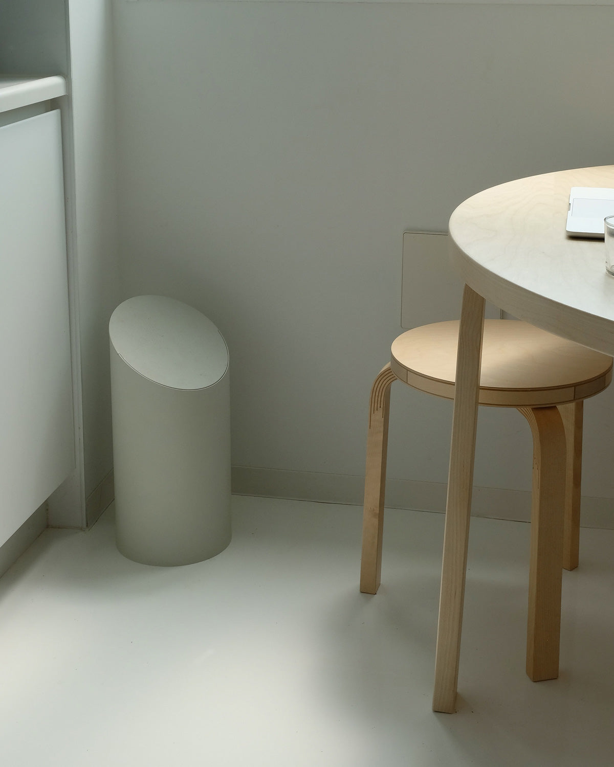 おしゃれな洗面所にも蓋付きのダストボックス グレー SWING BIN