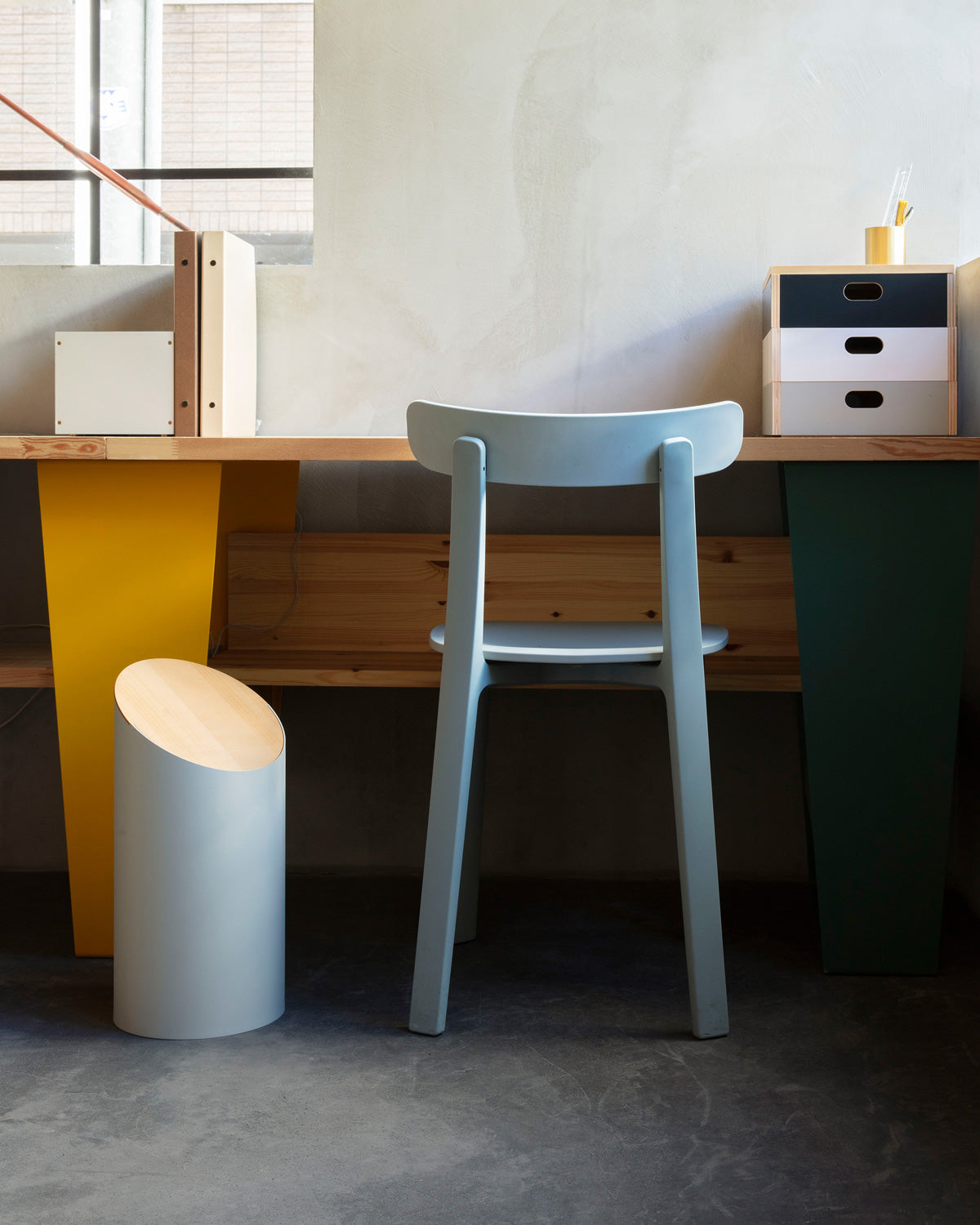 作業机の下に北欧デザインのシンプルなゴミ箱 SWING BIN