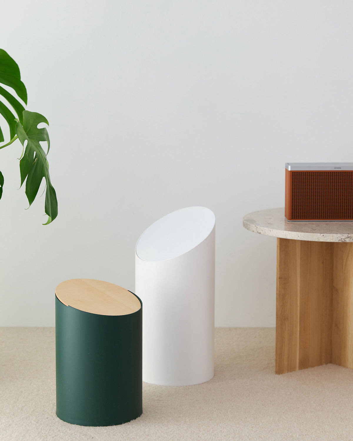 家庭のリビングに似合うSサイズとMサイズのゴミ箱 白色 グリーン ダストボックス SWING BIN