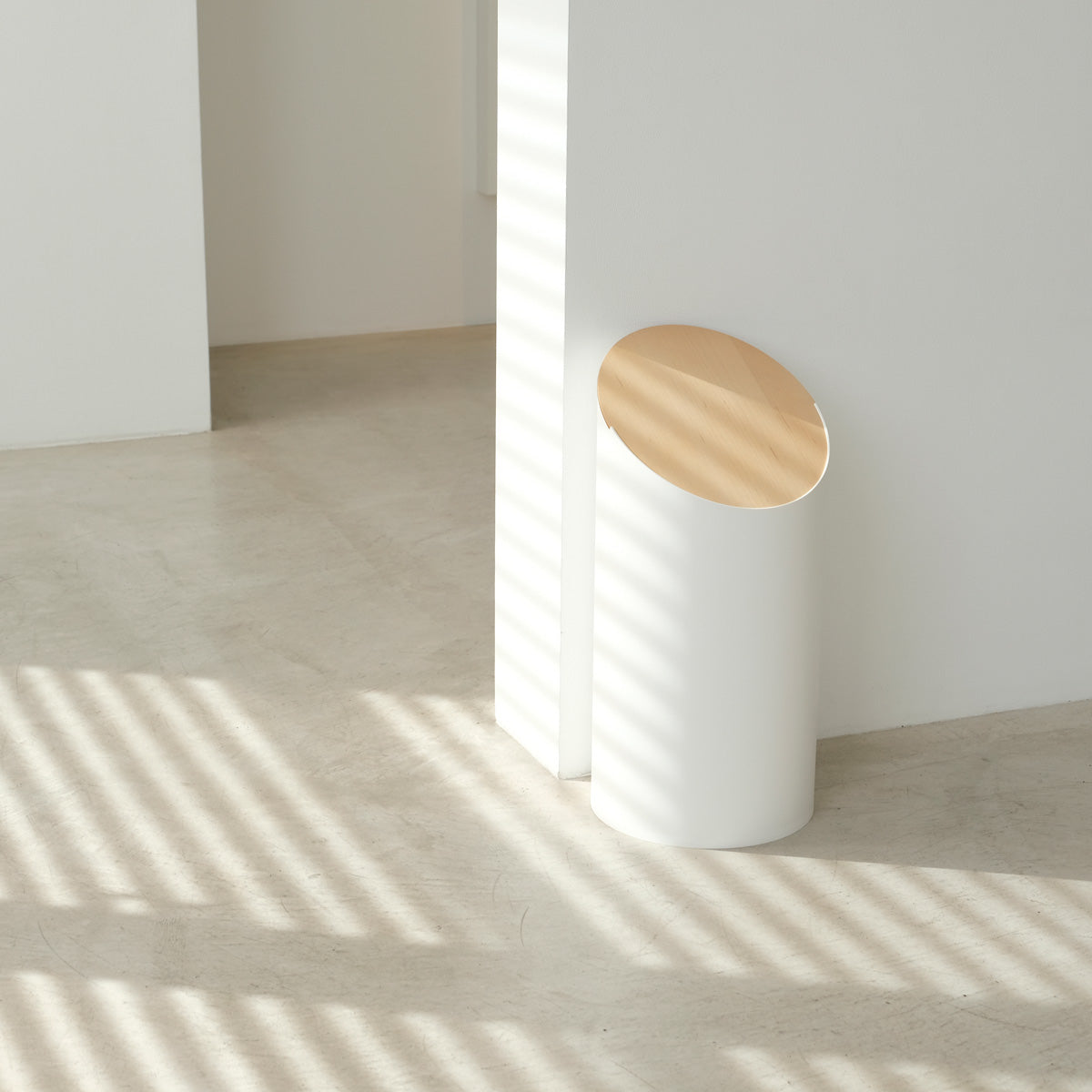 北欧デザインのスタイリッシュな白いゴミ箱 SWING BIN